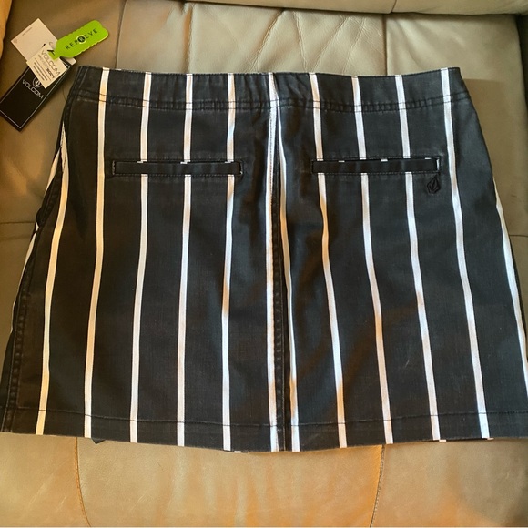 NWT Volcom Black and White Striped Mini Skirt S - Picture 4 of 5